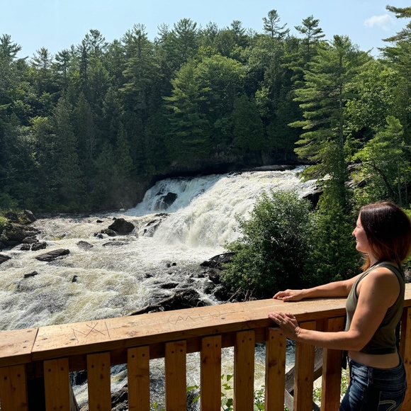 Meet your Posher, Lynn - Picture 1 of 2